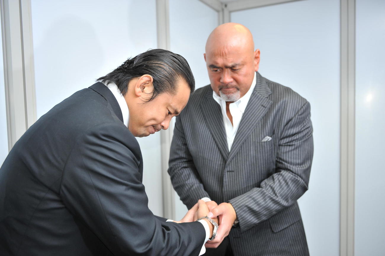 参院選出馬を表明したプロレスラー西村修（左）は、全日本プロレスの武藤敬司社長に応援を要請した（2010年3月22日撮影）