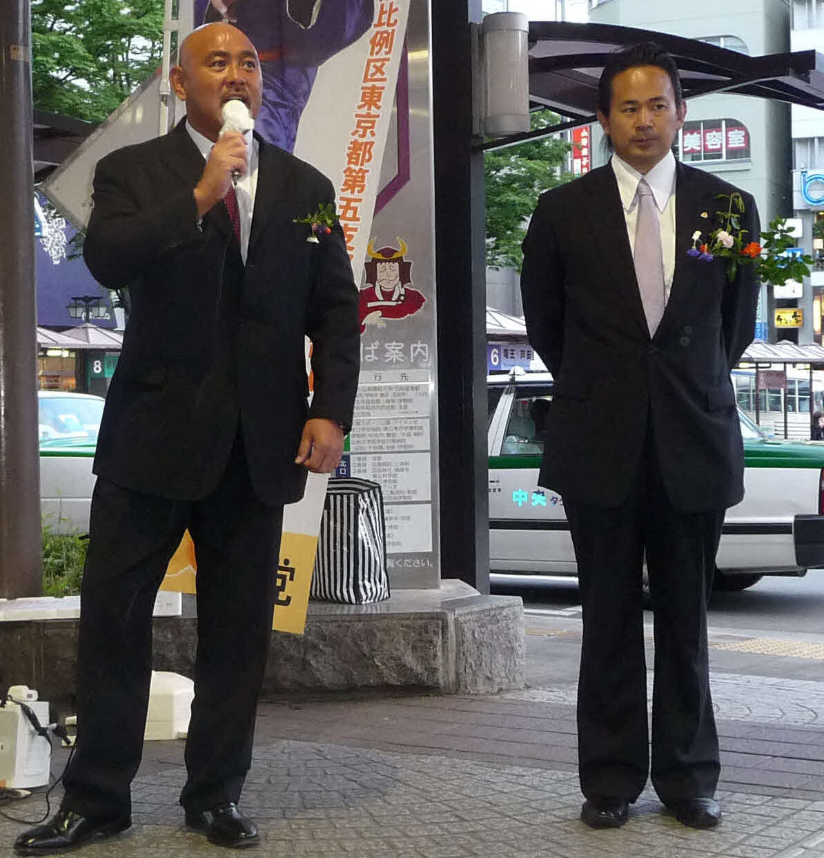 国民新党から参院選比例代表区に出馬する西村修（右）の街頭演説の応援に駆けつけた武藤敬司＝2010／05／27