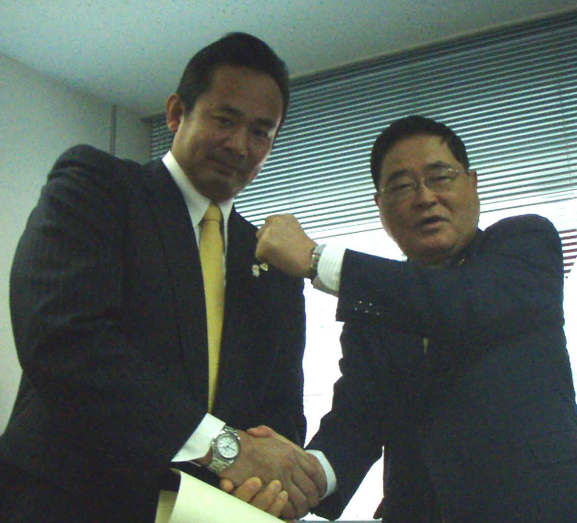 今春の統一地方選で文京区から国民新党の公認候補として出馬する西村修氏は亀井静香代表とガッチリ握手＝2011年1月24日