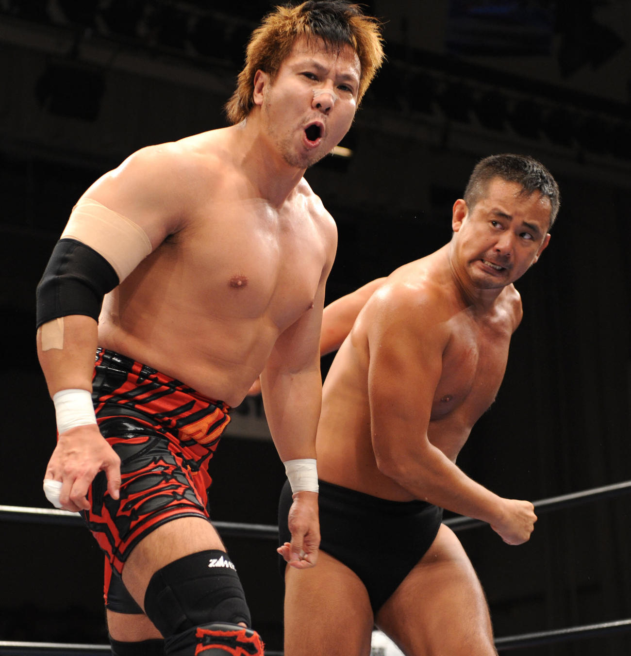 全日本後楽園大会　小島聡（左）に張り手を見舞う西村修（08年7月20日）