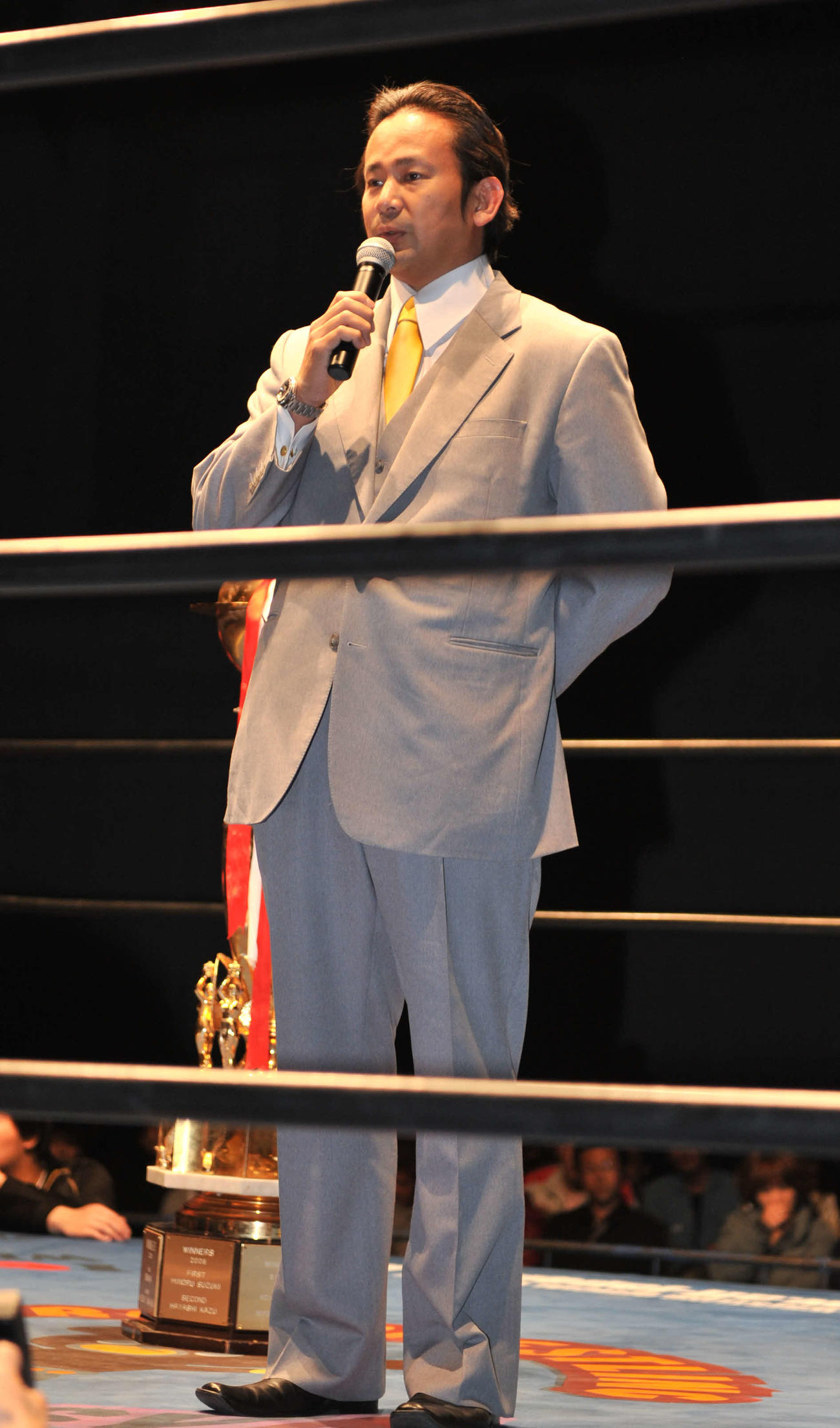全日本シングルリーグ戦「チャンピオン・カーニバル」　リング上から参院選出馬のあいさつを行った西村修氏（2010年4月3日撮影）