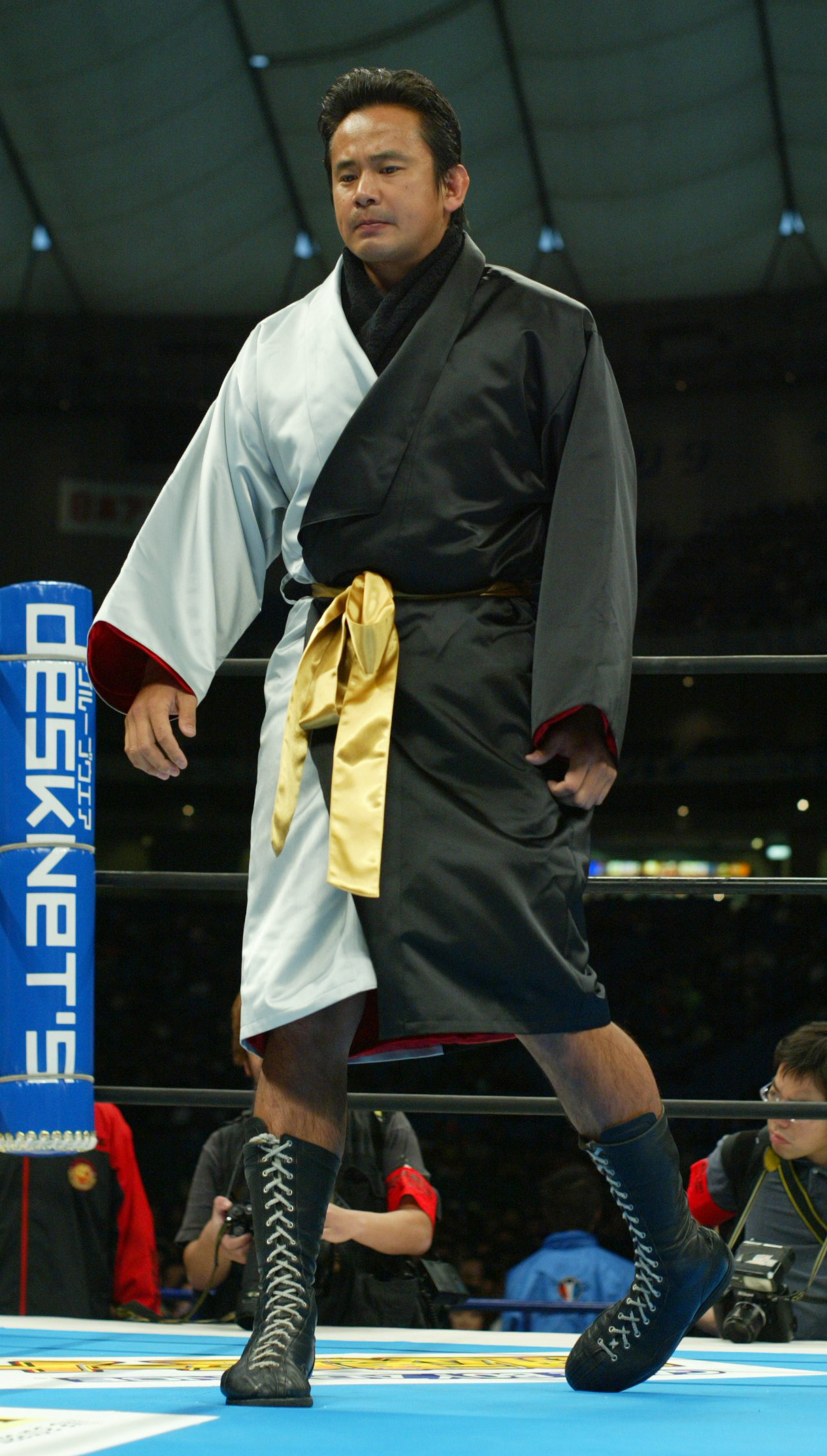 リングインする西村修氏（03年1月4日撮影）
