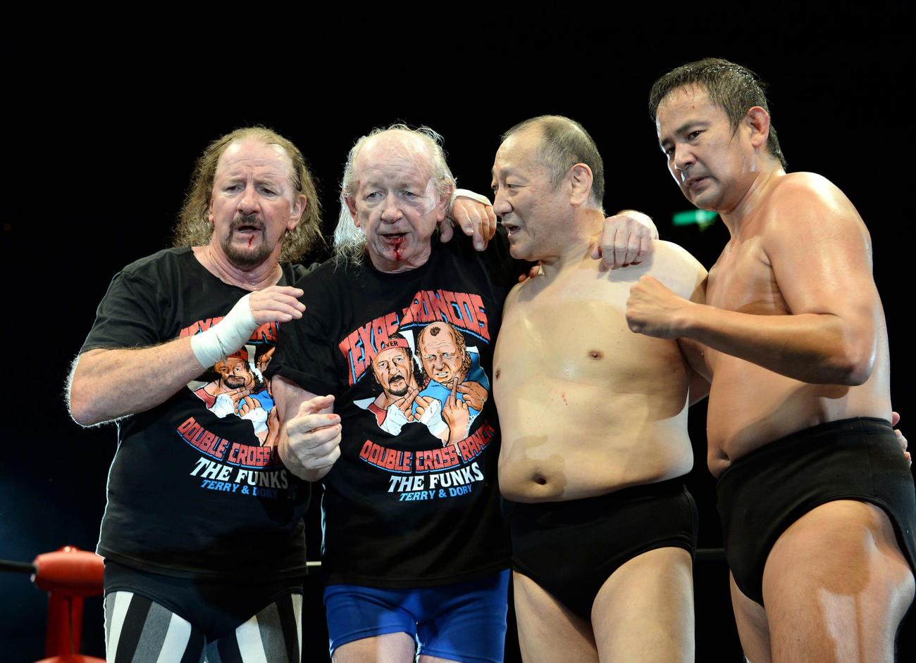 伝説のタッグチーム・ファンク兄弟の左からテリー、ドリーと渕、西村氏は記念撮影に納まる（2013年10月27日撮影）