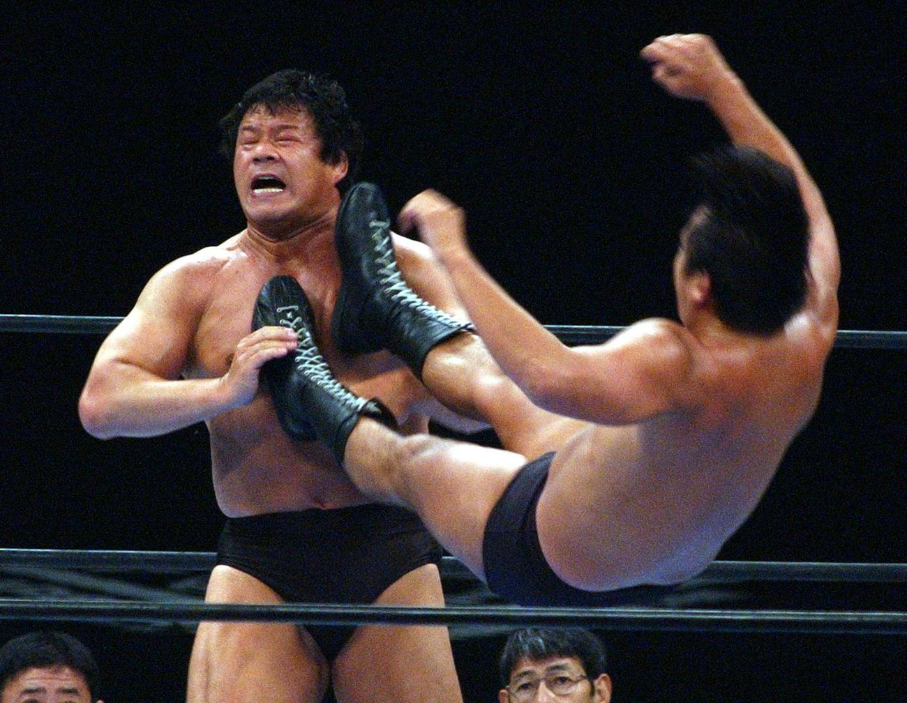 西村修（右）は藤波辰爾にドロップキックを放つ＝03年1月4日