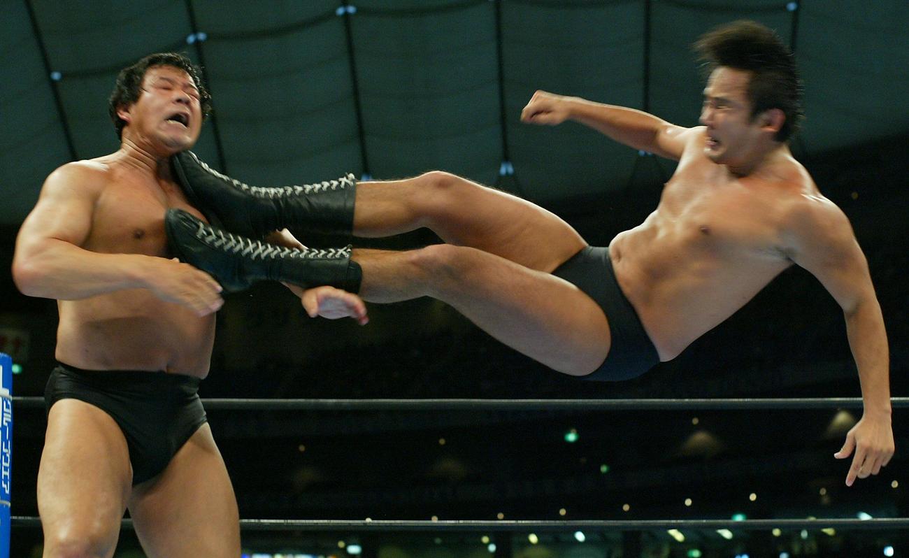 新日本プロレス、西村修（右）は藤波辰爾にドロップキックを見舞う（2003.01.04）