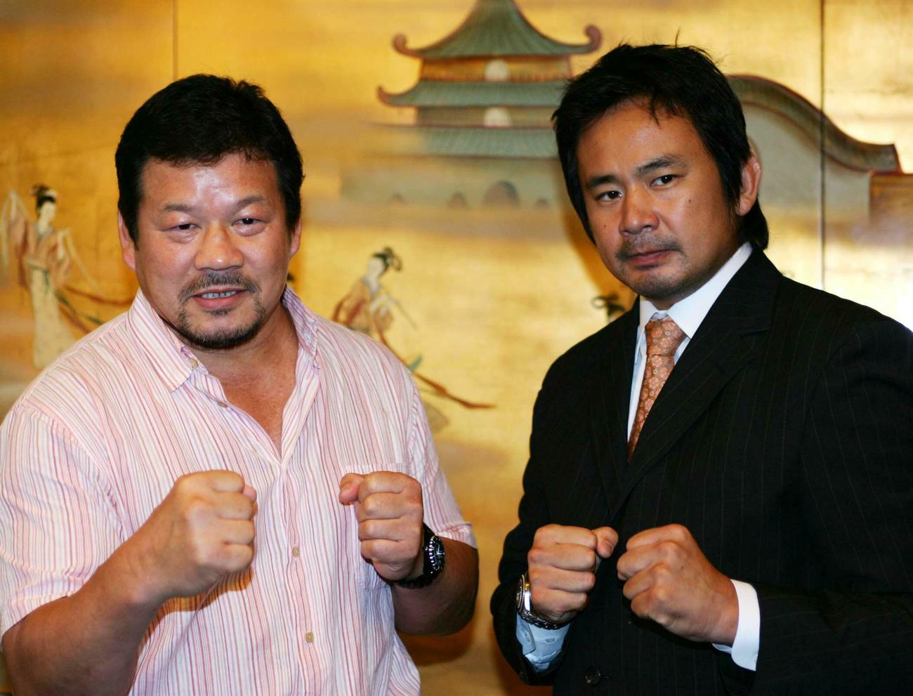 藤波辰爾新団体旗揚げ　無我の西村修（右）と並び、ファイティングポーズを見せる藤波辰爾（06年7月5日）