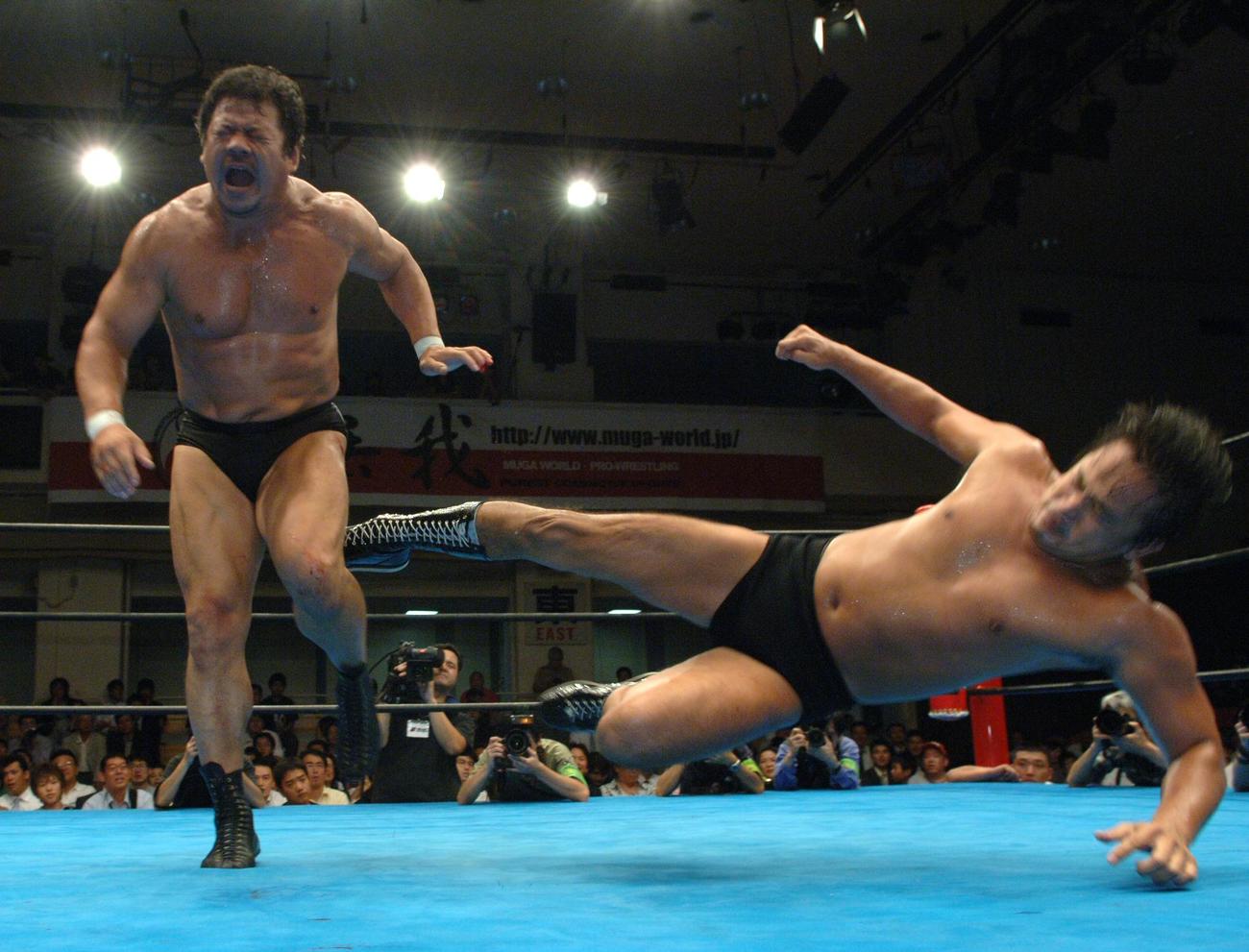 無我ワールド後楽園大会　藤波辰爾（左）にローキックを浴びせる西村修（06年9月25日）
