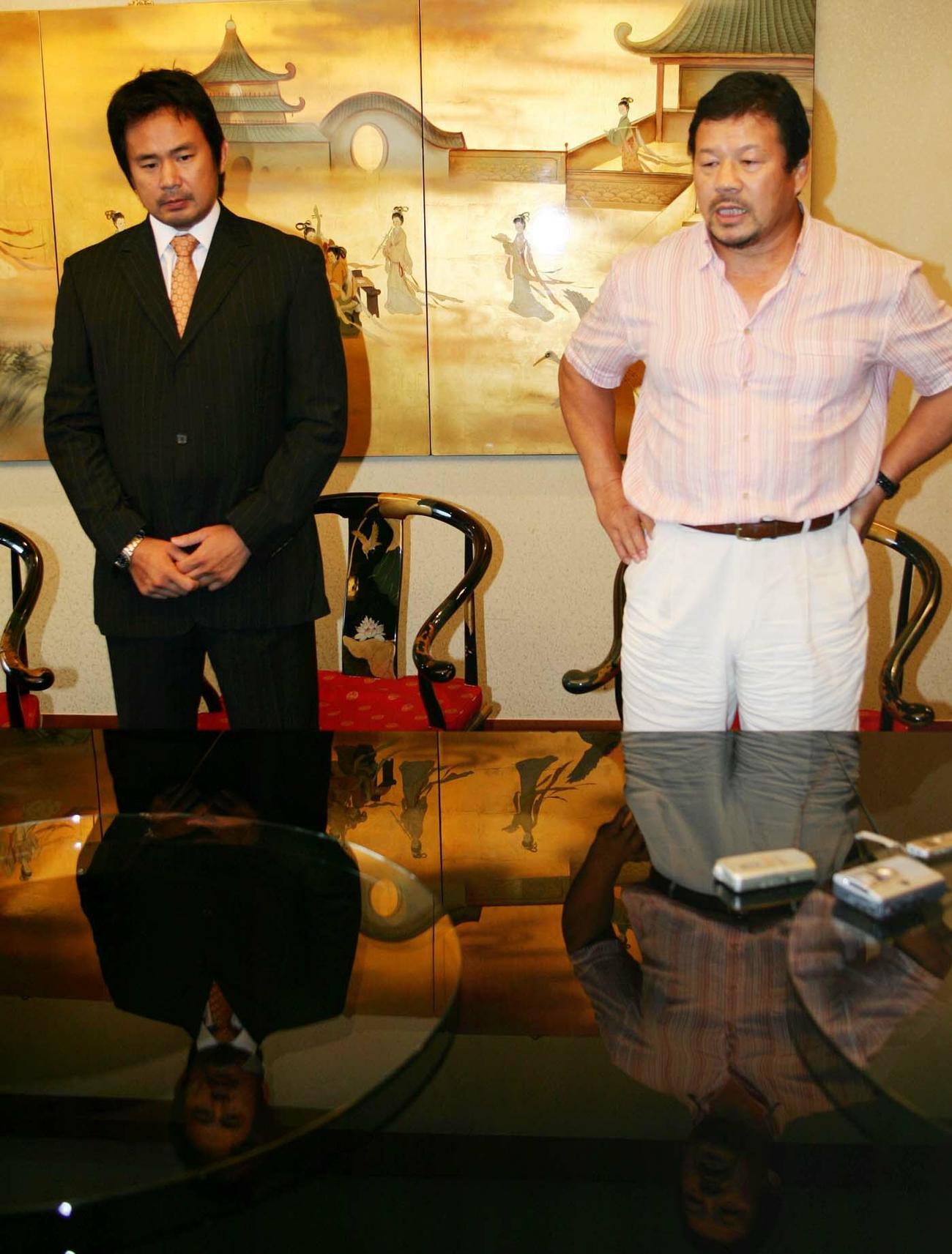 藤波辰爾新団体旗揚げ　無我の西村修（左）の横に立ち、心境を熱く語る藤波辰爾（06年7月5日）