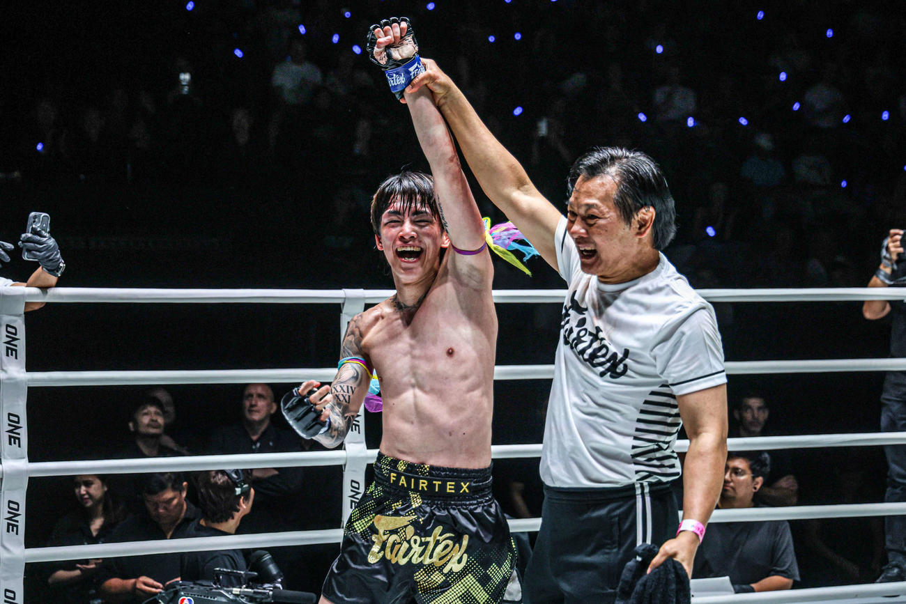 劇的2R逆転KO勝ちし、センチャイ会長から腕をかかげられる壱・センチャイジム（C）ONE Championship