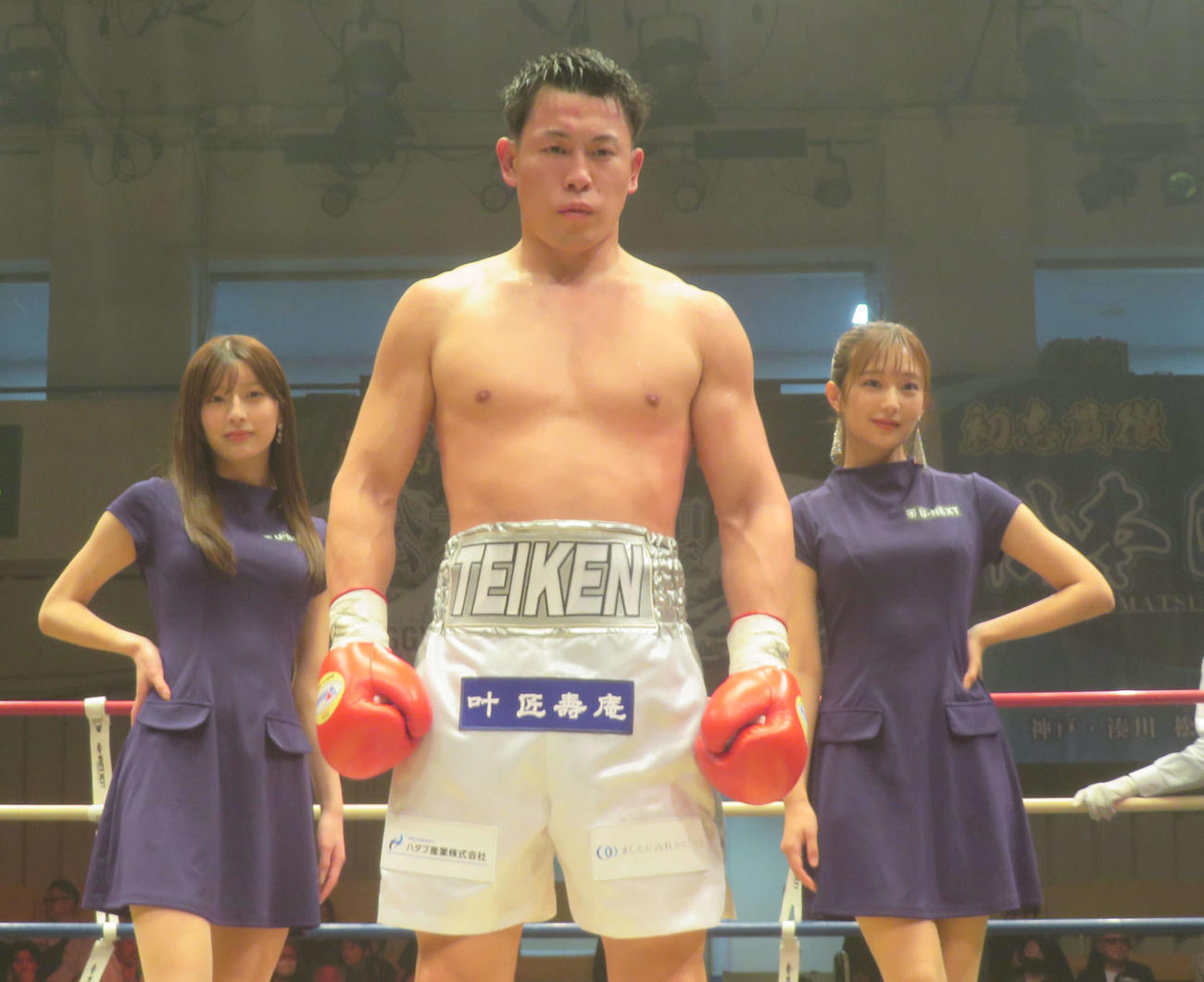 プロデビュー2連勝を飾ったアマ12冠ボクサー荒本一成（中央）