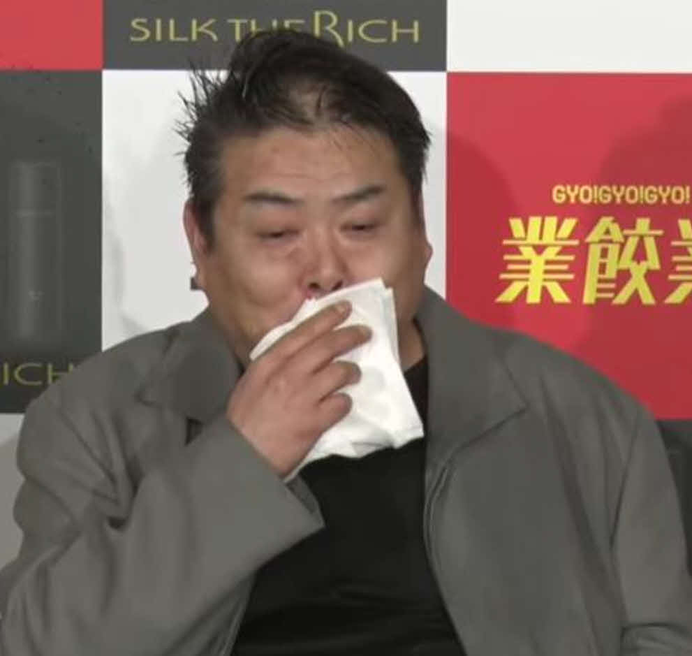 よーでぃーに水をかけられ、びしょぬれになってしまったDEEP佐伯繁代表（朝倉未来のYouTubeチャンネルから）
