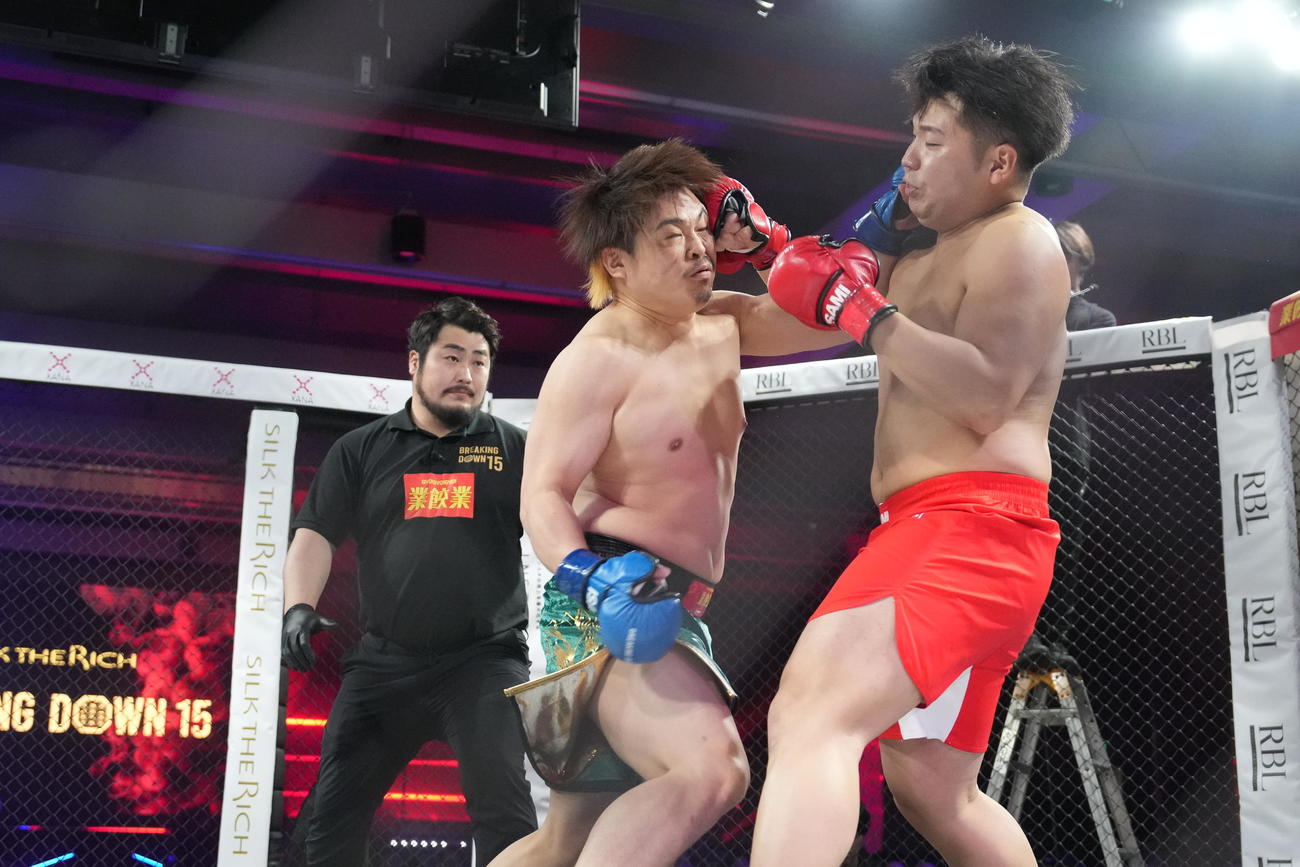 第15試合　ライトヘビー級　てる対赤パンニキ　てる（左）にパンチを放つ赤パンニキ（撮影・小沢裕）