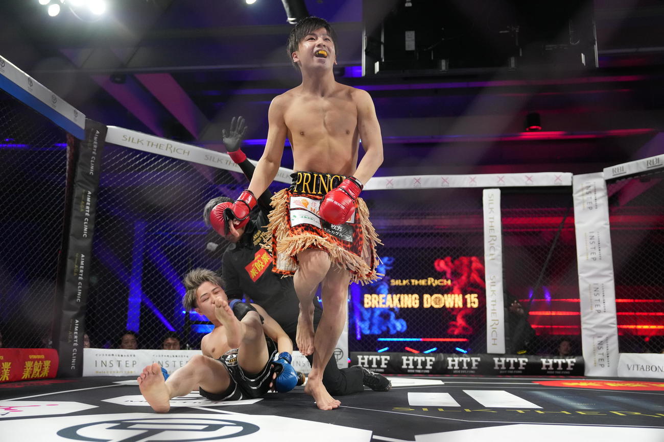 第6試合　バンタム級58キロ以下　レオ対野田　レオ（左）にKO勝ちを収めた野田（撮影・小沢裕）