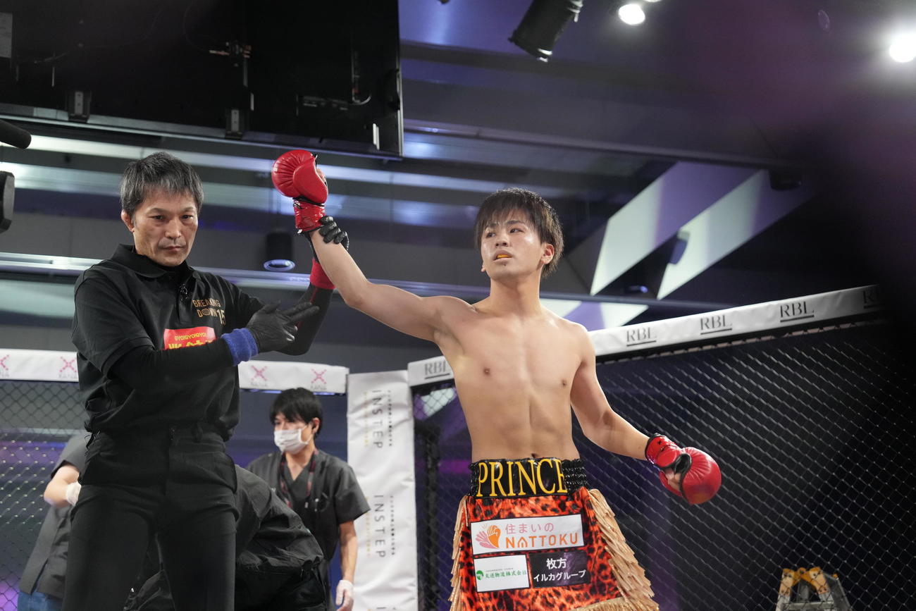 第6試合　バンタム級58キロ以下　レオ対野田蒼　レオにKO勝ちを収め勝ち名乗りを受ける野田（撮影・小沢裕）