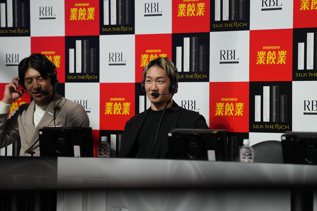 ブレイキングダウン15実況席の朝倉未来（撮影・小沢裕）