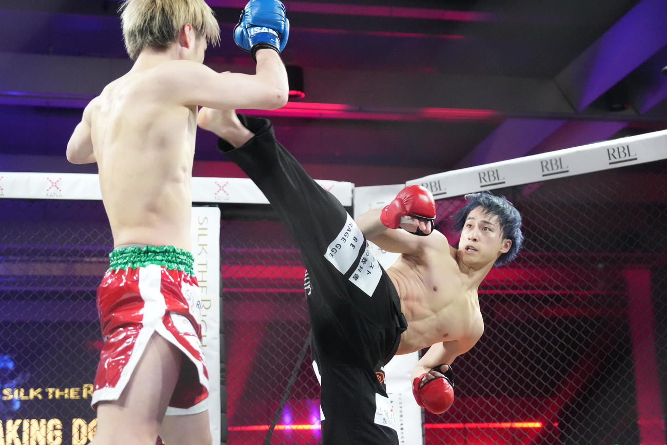 第12試合　バンタム級61キロ以下　安保対大野　大野（左）にハイキックを見舞う安保＝2025年3月2日