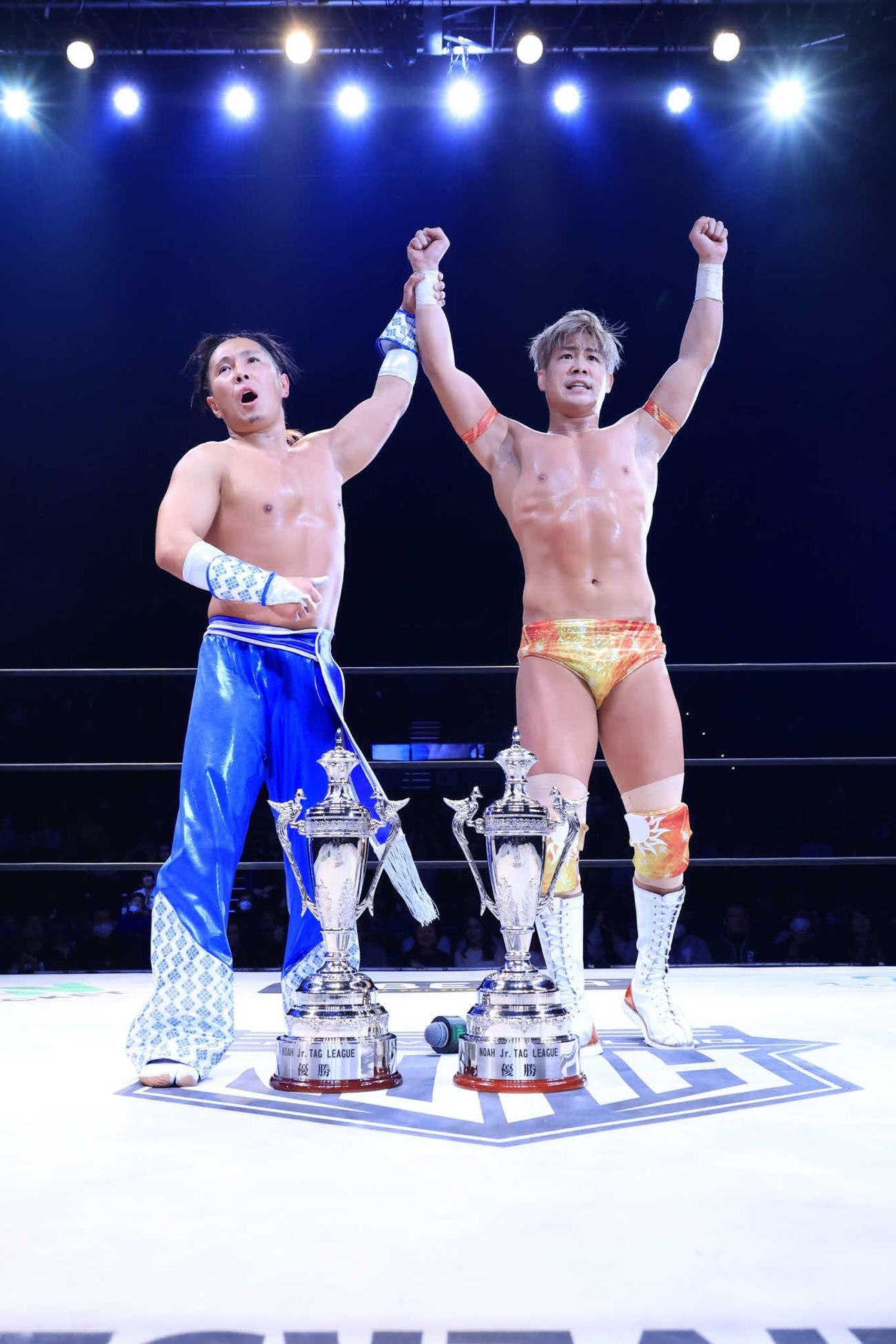 ジュニアタッグリーグで優勝したAMAKUSA（左）＆宮脇純太（C）プロレスリング・ノア