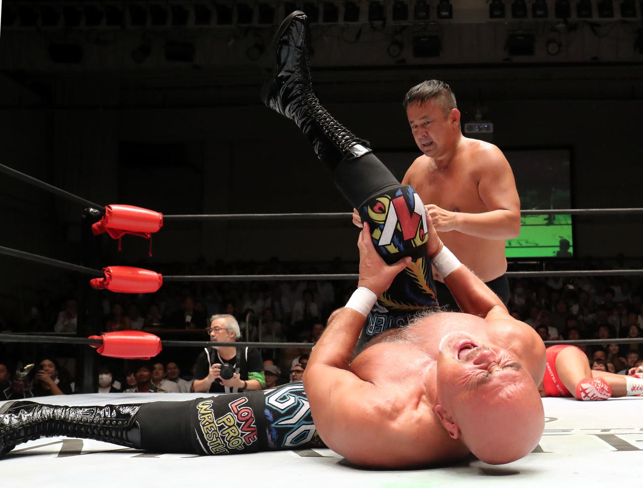 西村（後方）にシャイニングウィザードを防がれ悶絶する武藤（撮影・垰建太）