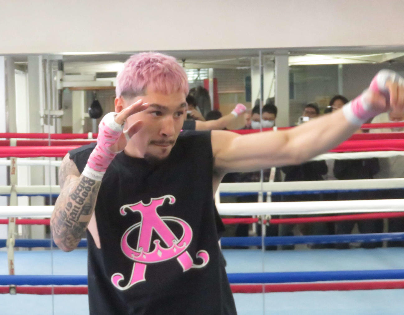 公開練習でシャドーボクシングを披露したWBO世界フライ級王者アンソニー・オラスクアガ