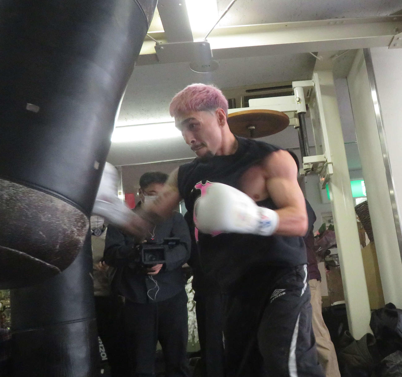 公開練習でサンドバッグを打つWBO世界フライ級王者アンソニー・オラスクアガ
