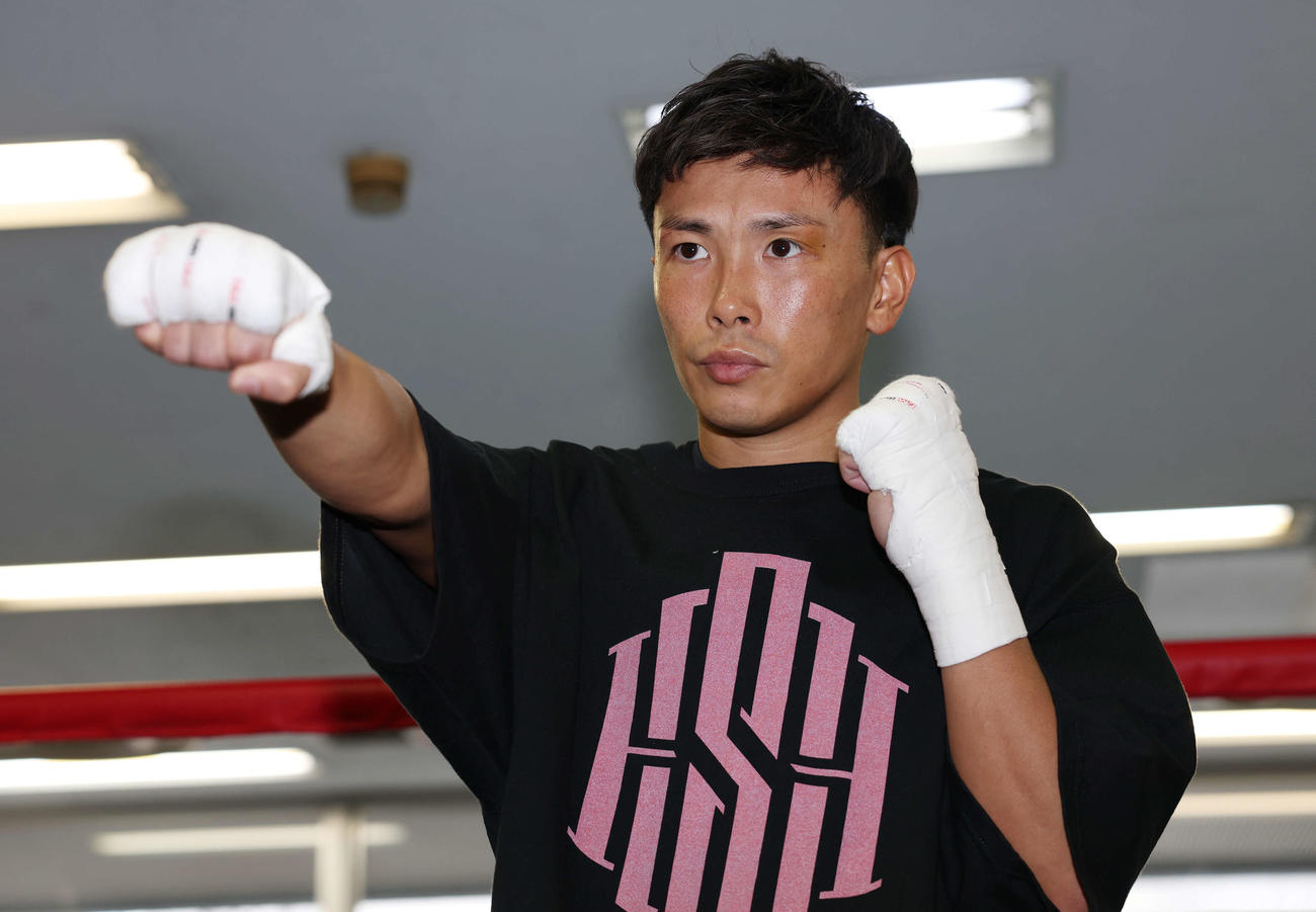 公開練習前、ファイティングポーズをとるWBO世界ライトフライ級王者岩田（撮影・宮地輝）