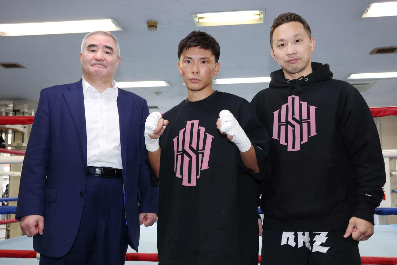 公開練習前、帝拳ジム浜田代表（左）、粟生トレーナー（右）と写真に納まるWBO世界ライトフライ級王者岩田（撮影・宮地輝）