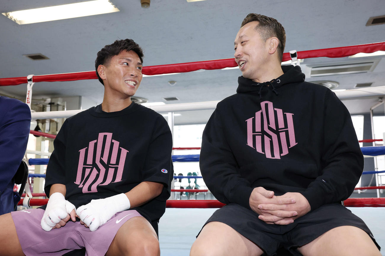 公開練習前、粟生トレーナー（右）と笑顔を見せるWBO世界ライトフライ級王者岩田（撮影・宮地輝）