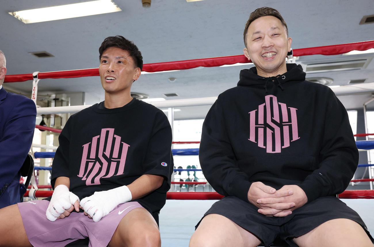公開練習前、粟生トレーナー（右）と笑顔を見せるWBO世界ライトフライ級王者岩田（撮影・宮地輝）