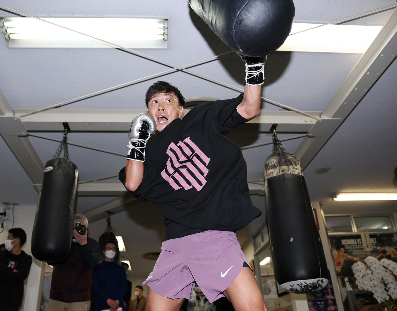 公開練習でサンドバッグにパンチを打ち込むWBO世界ライトフライ級王者岩田（撮影・宮地輝）