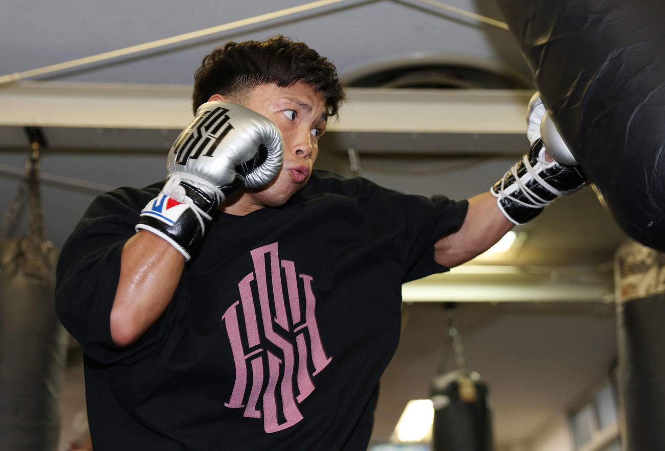 公開練習でサンドバッグにパンチを打ち込むWBO世界ライトフライ級王者岩田（撮影・宮地輝）