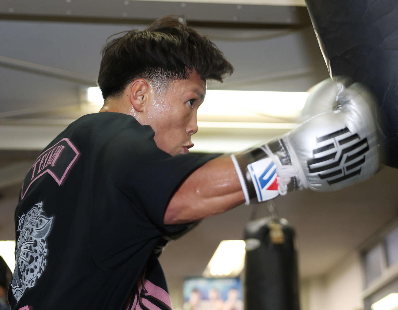 公開練習でサンドバッグにパンチを打ち込むWBO世界ライトフライ級王者岩田（撮影・宮地輝）