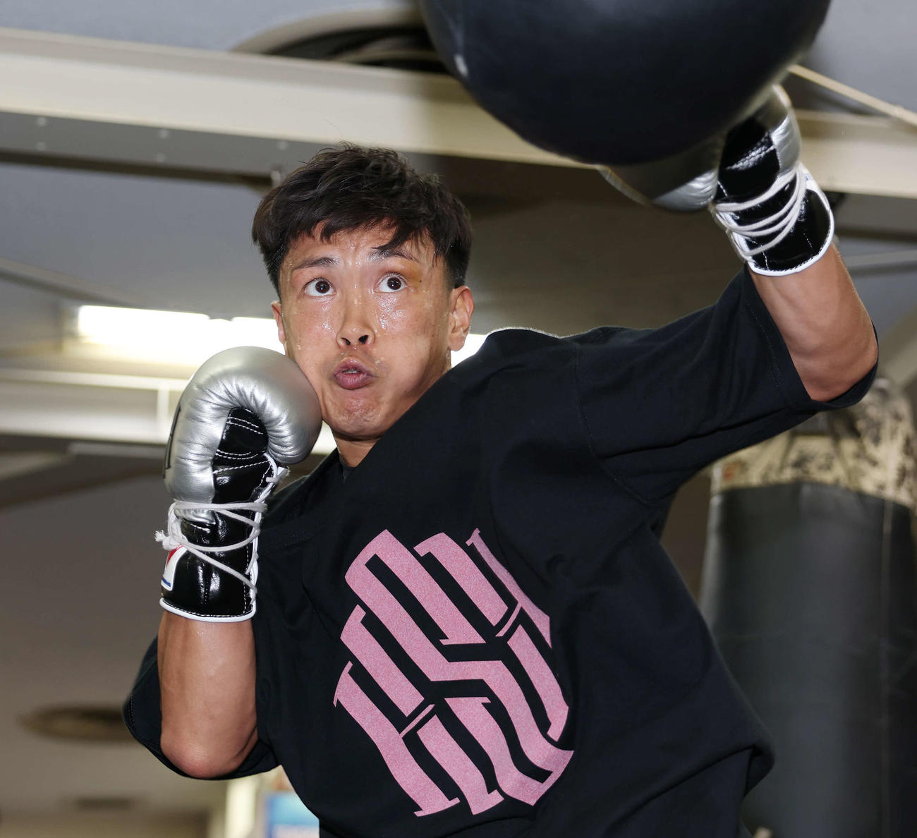 公開練習でサンドバッグにパンチを打ち込むWBO世界ライトフライ級王者岩田（撮影・宮地輝）