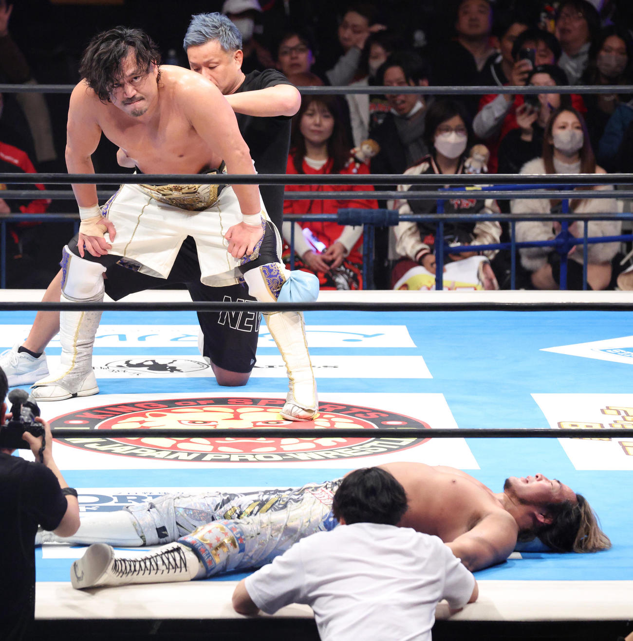 棚橋（下）を破りベルトを巻く後藤（撮影・中島郁夫）