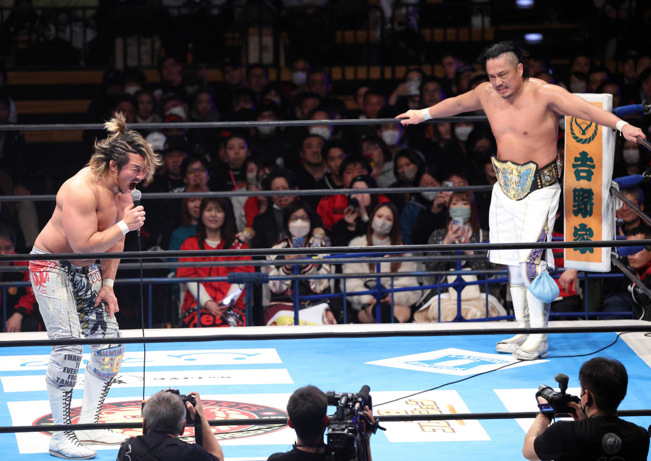 後藤（右）にエールを送る棚橋（撮影・中島郁夫）