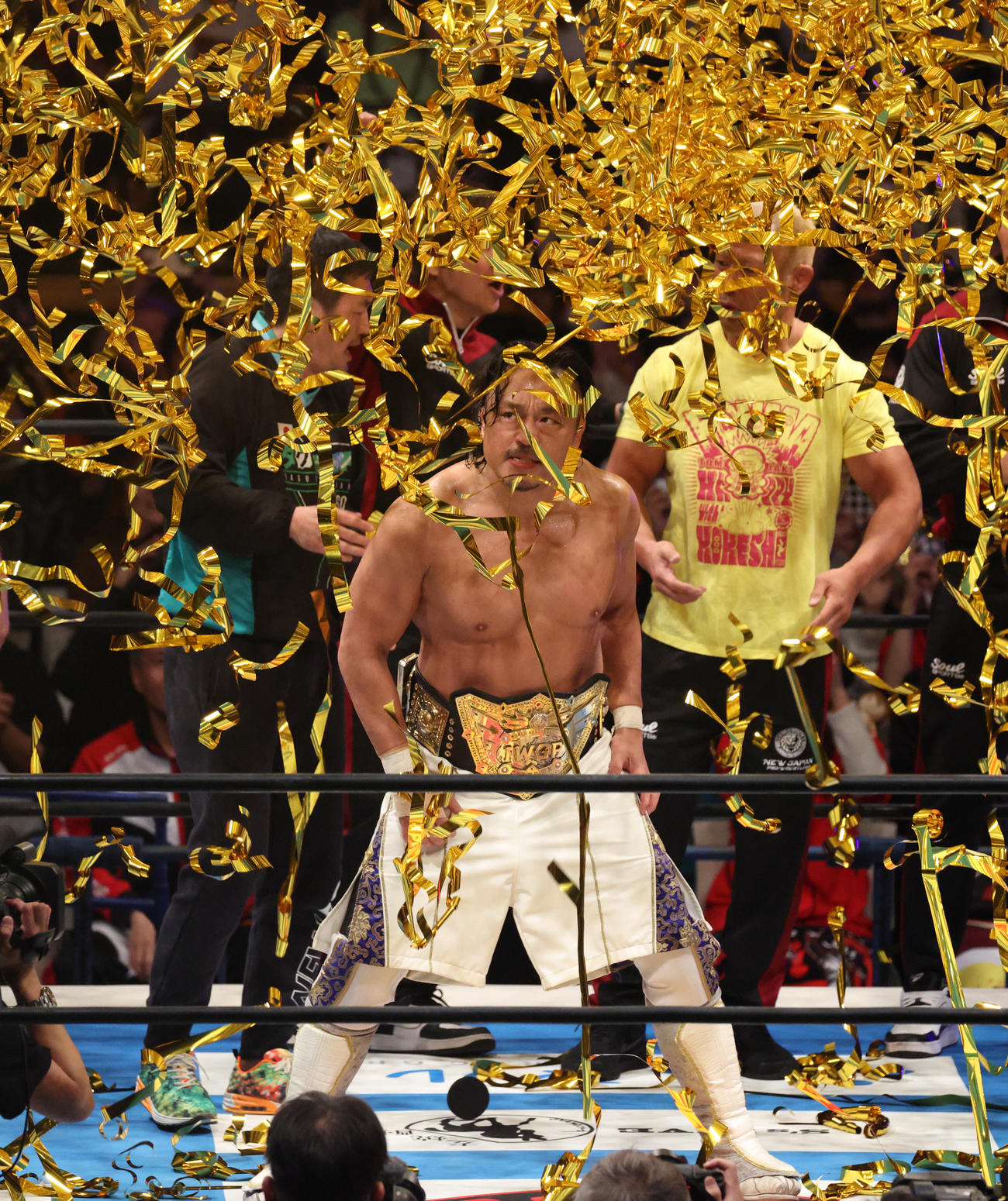 黄金のテープを見つめる後藤（撮影・中島郁夫）