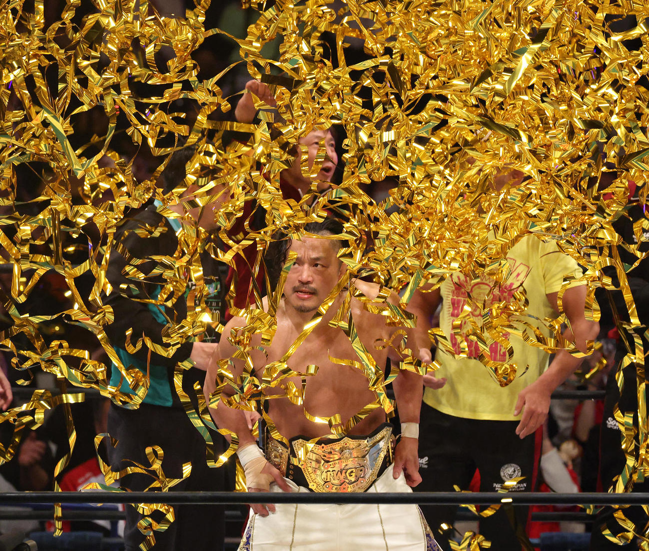 黄金のテープを見つめる後藤（撮影・中島郁夫）