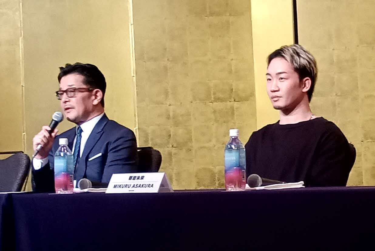 会見に出席した朝倉未来（右）とRIZIN榊原信行CEO