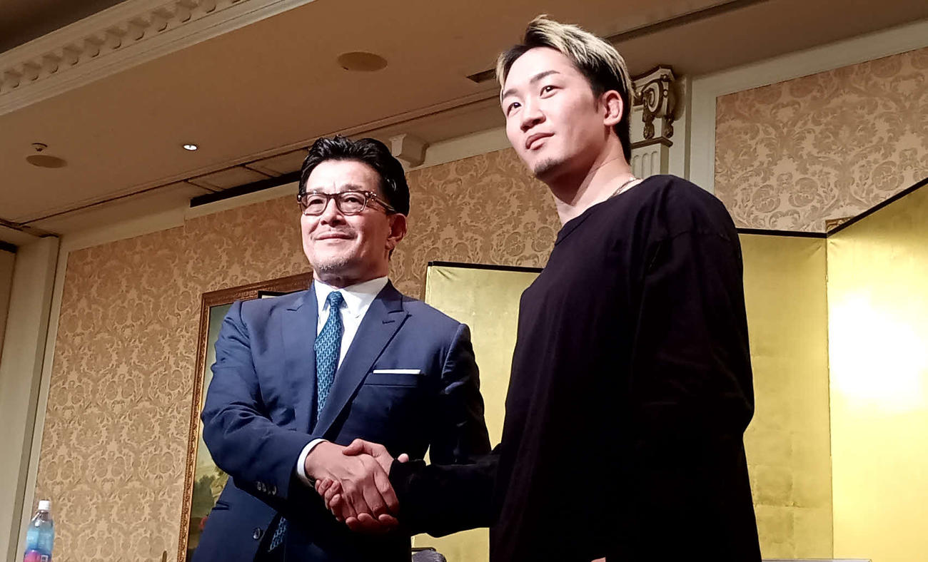 会見に出席した朝倉未来（右）とRIZIN榊原信行CEO