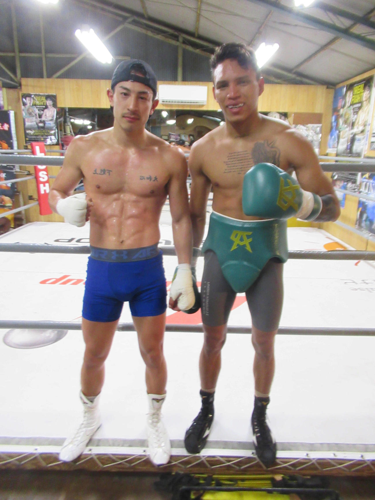 スパーリングを行った矢吹（左）と元世界王者のロサリオ