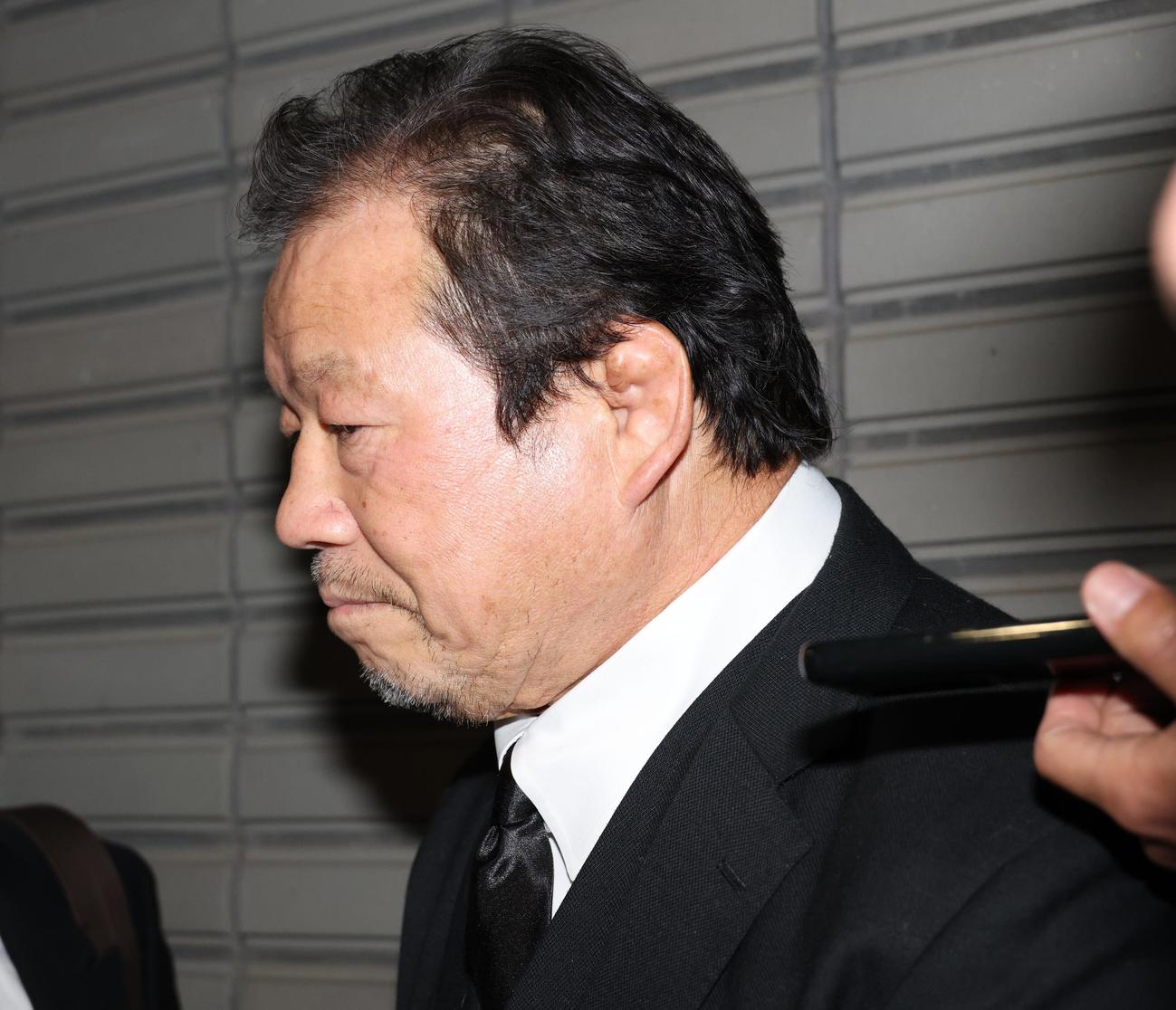 西村修氏の通夜に訪れた藤波辰爾（撮影・中島郁夫）