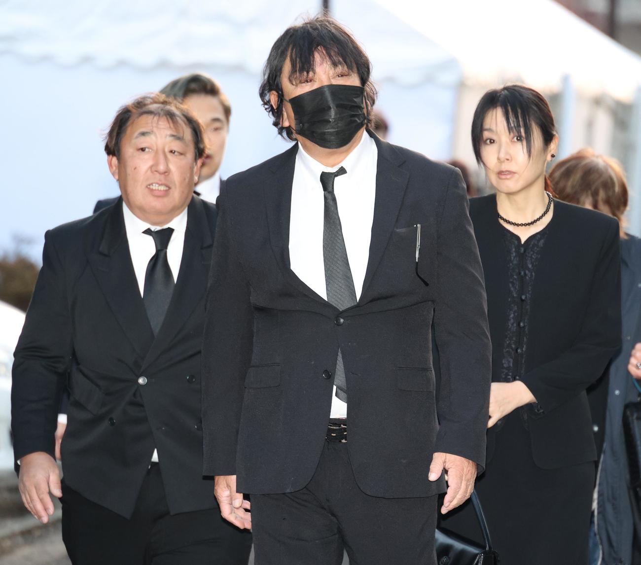 西村修氏の通夜に訪れた大仁田厚（中央）（撮影・中島郁夫）
