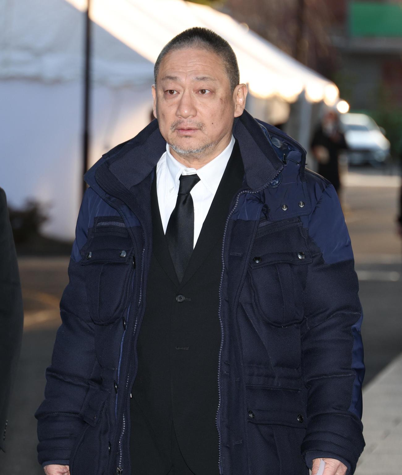 西村修氏の通夜に訪れた高木三四郎（撮影・中島郁夫）
