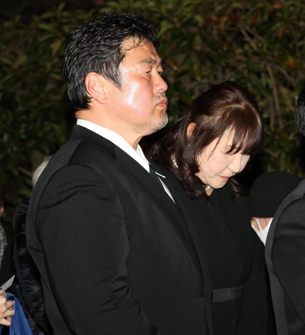 西村修氏の通夜に訪れた佐々木健介（左）と北斗晶夫妻（撮影・中島郁夫）
