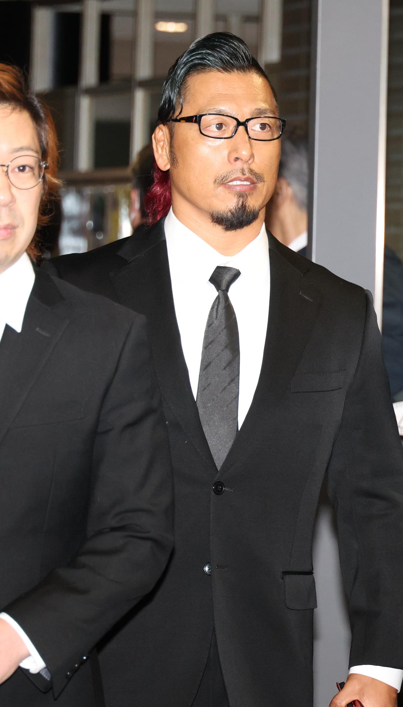 西村修氏の通夜に訪れた鷹木信悟（撮影・中島郁夫）
