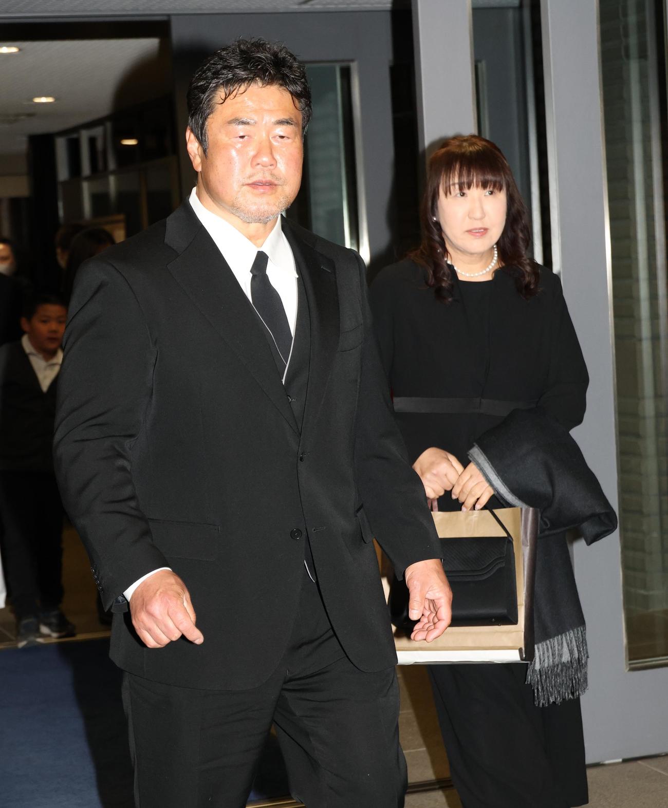 西村修氏の通夜に訪れた佐々木健介（左）と北斗晶夫妻（撮影・中島郁夫）