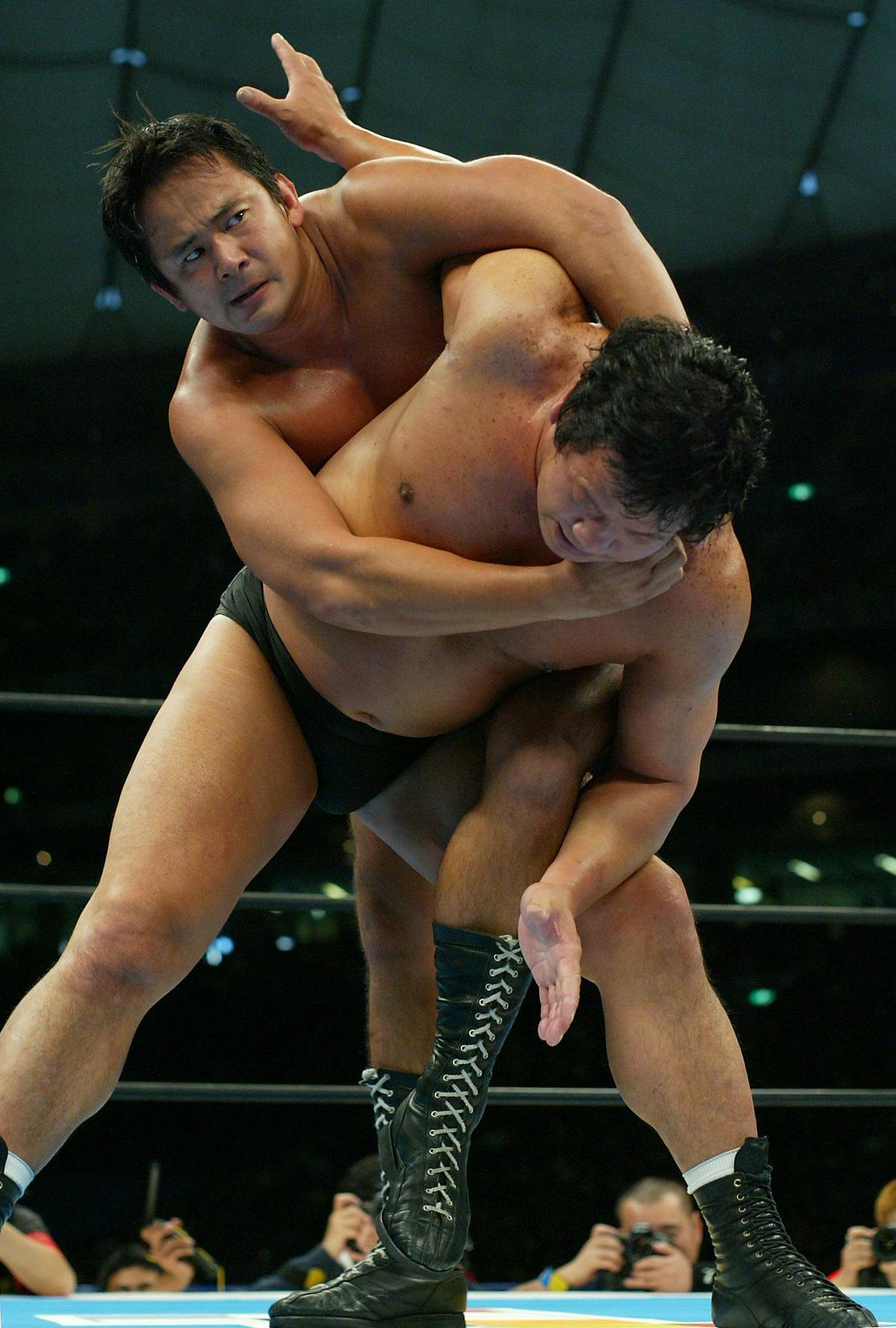 西村修氏（左）は藤波辰爾にコブラツイストを仕掛ける（03年1月4日撮影）