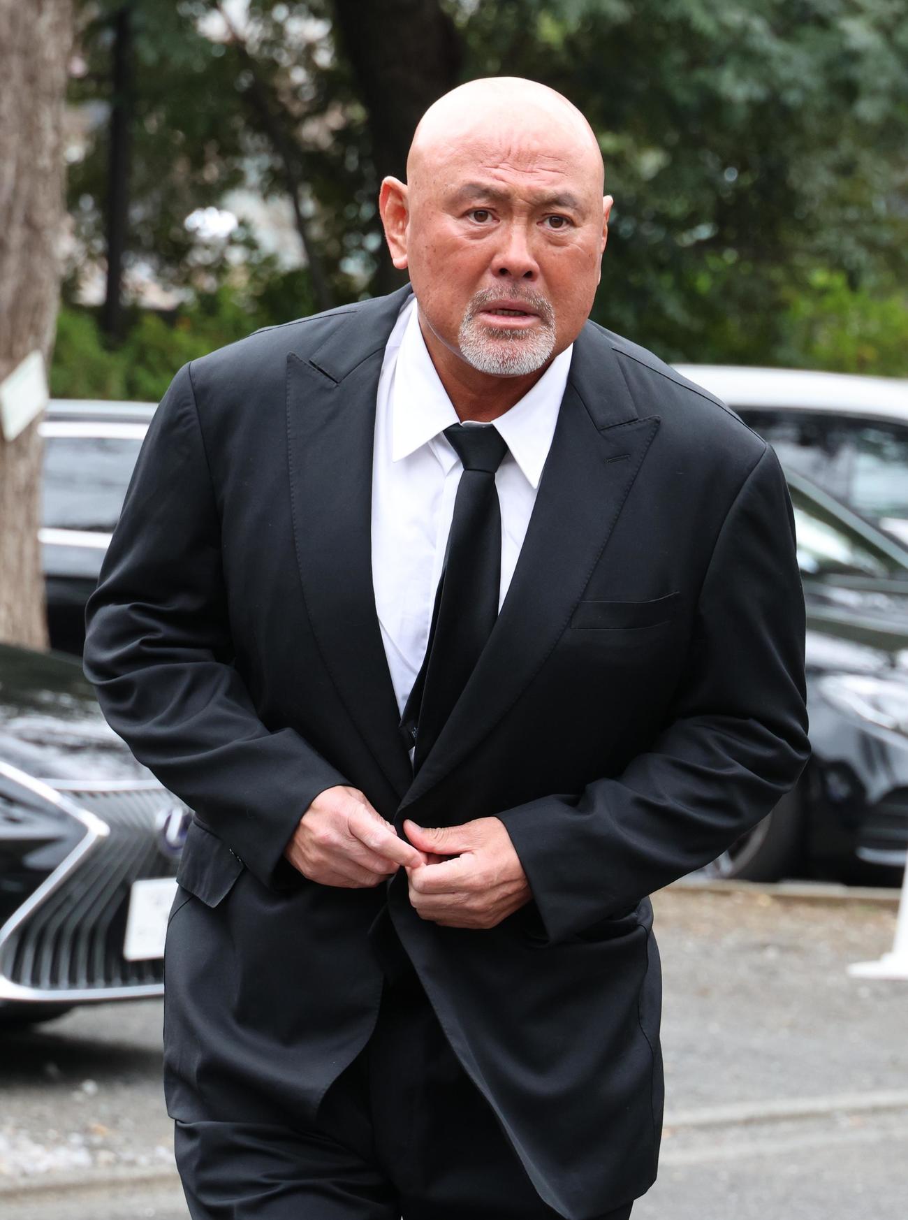 西村修氏の告別式に参列する武藤敬司（撮影・中島郁夫）