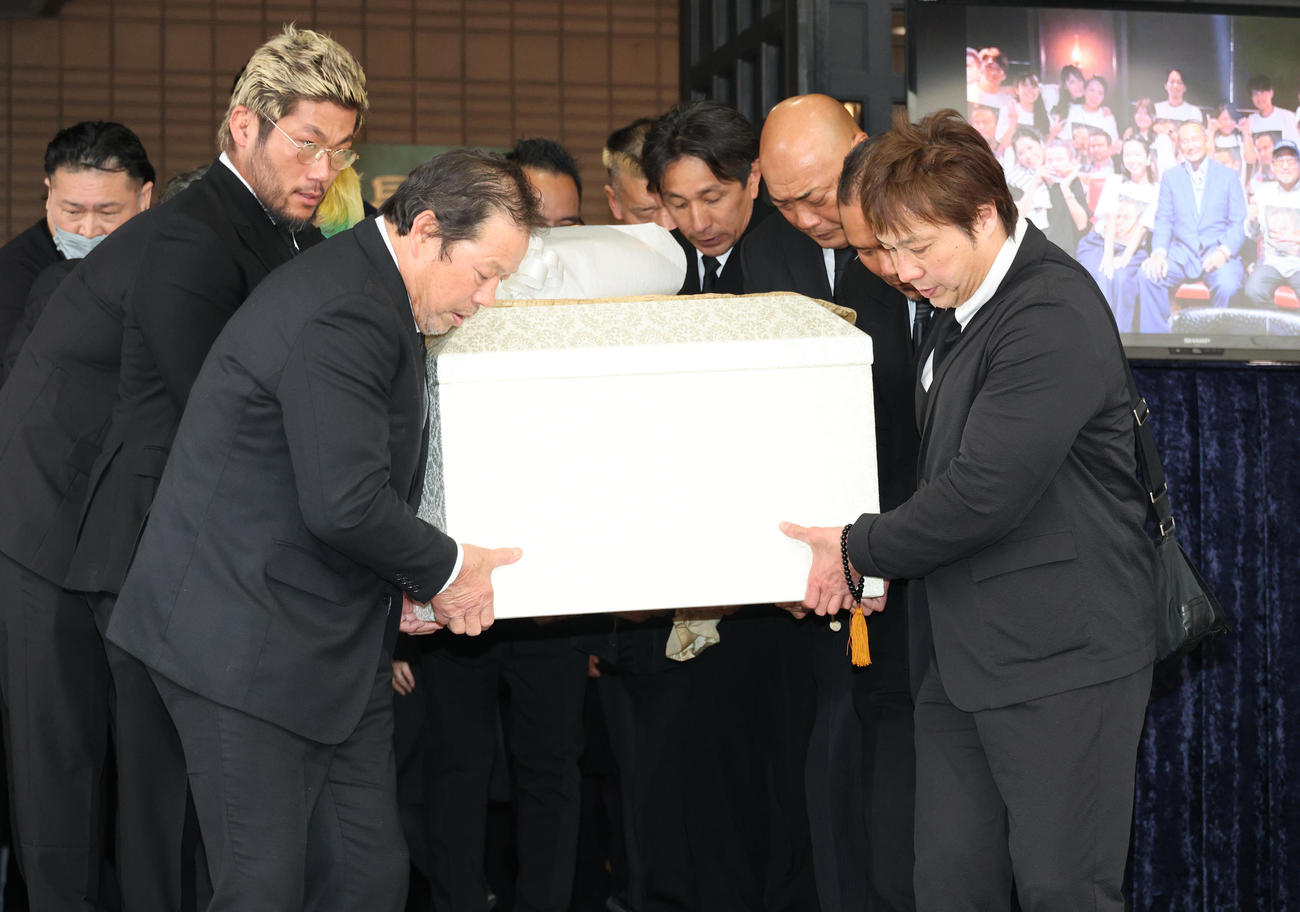 SANADA（左から2人目）、藤波辰爾（左から3人目）、小島聡（右端）、新崎人生（右から3人目）らレスラーたちによって運ばれる西村修氏の棺（撮影・中島郁夫）