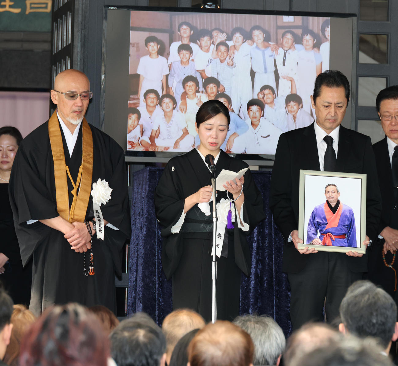 西村修氏告別式であいさつする、左から新日本プロレス三沢威トレーナー、西村修氏の妻・恵さん（撮影・中島郁夫）