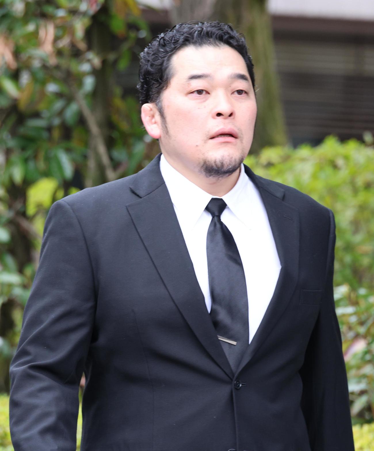 西村修氏の告別式に参列する矢野通（撮影・中島郁夫）